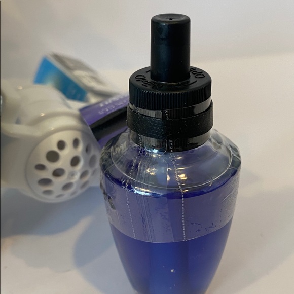 Bath & Body Works Fiber Optic “Fish” Light Up 24/7 Wallflower Plug & Refill - Picture 11 of 11